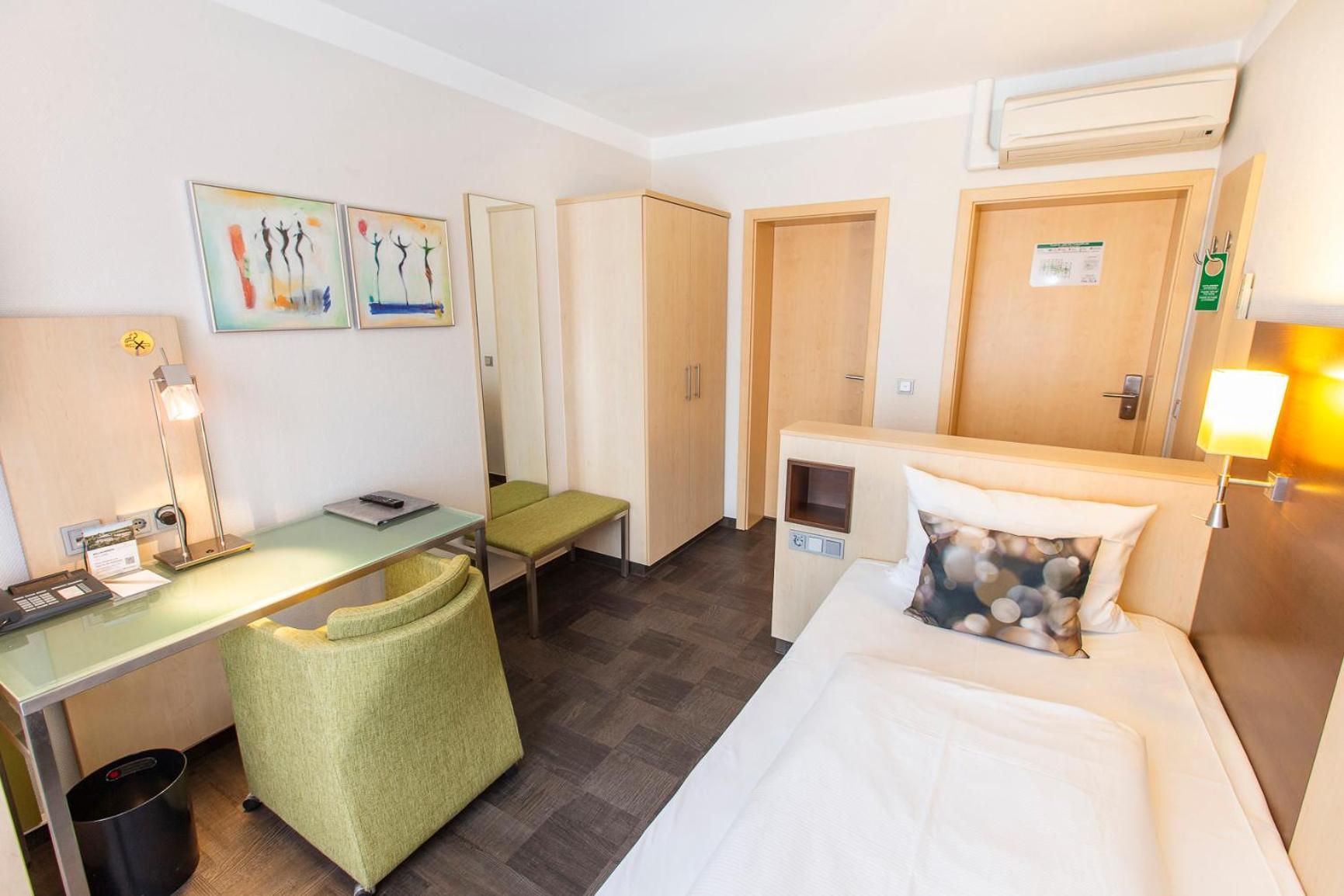Hotel Scheffelhoehe Bruchsal Esterno foto