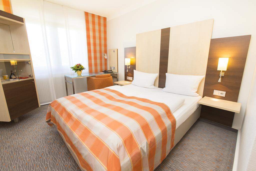Hotel Scheffelhoehe Bruchsal Esterno foto